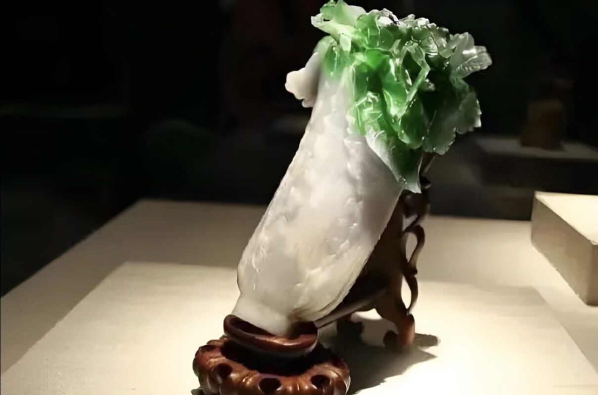 Jadeite carved pendant, Chinese jade carving, jadeite jewelry craftsmanship, traditional jade ornament