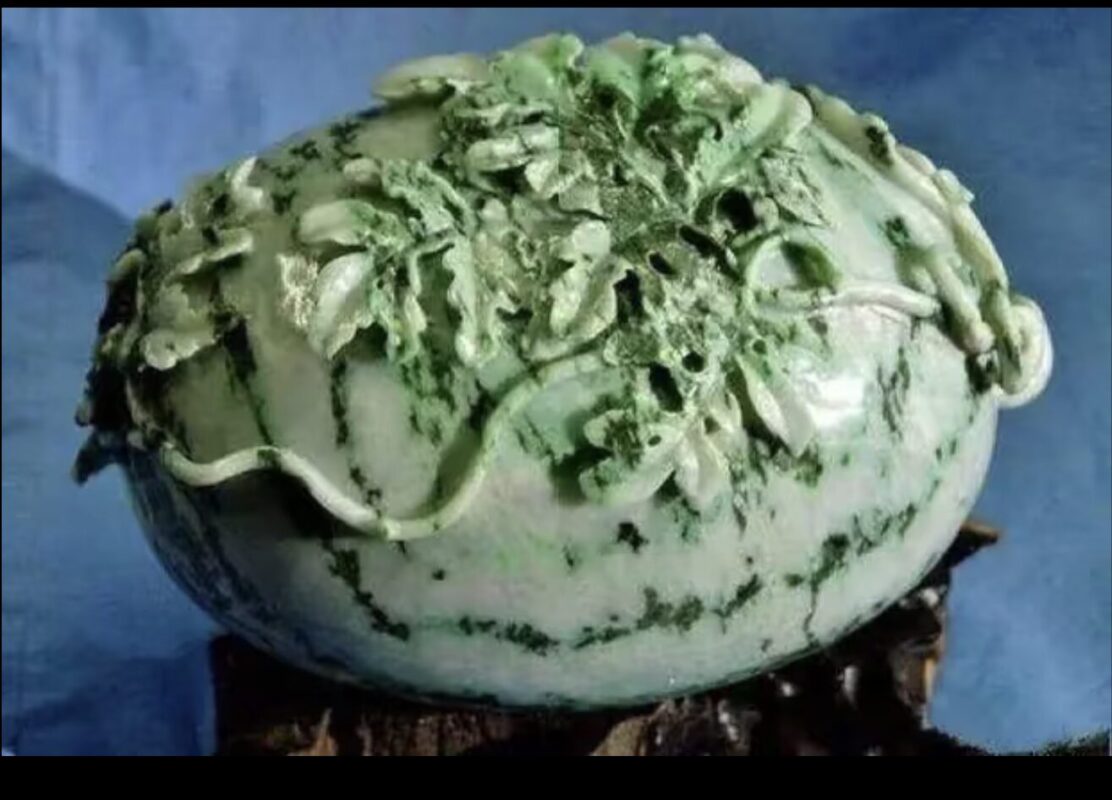 Jadeite carved pendant, Chinese jade carving, jadeite jewelry craftsmanship, traditional jade ornament