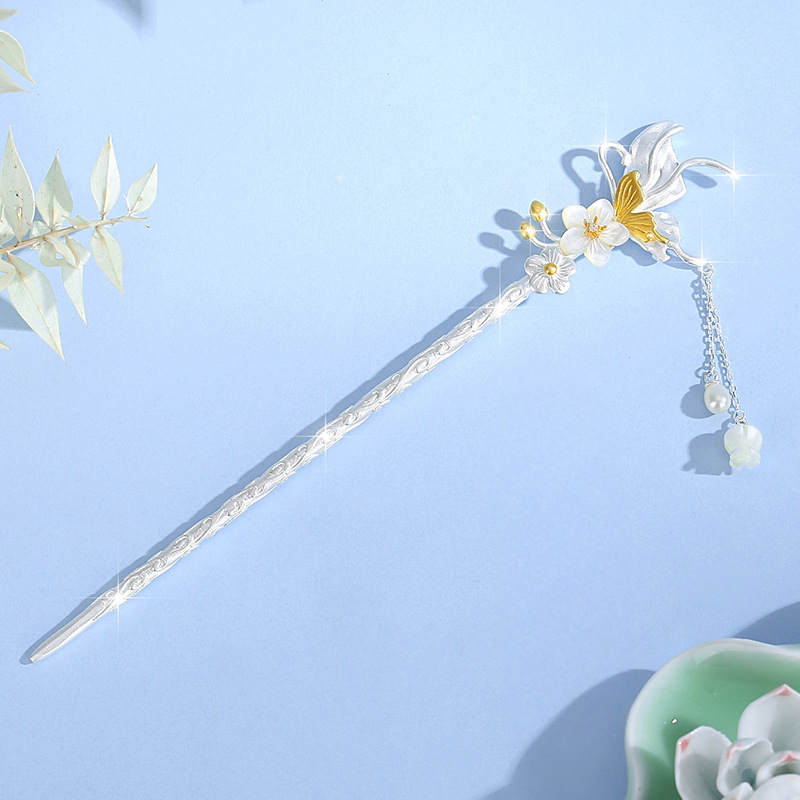 Shell flower petals and two-tone butterfly detail, carved white shell petals, gold and silver butterfly hairpin, traditional Chinese floral hair ornament