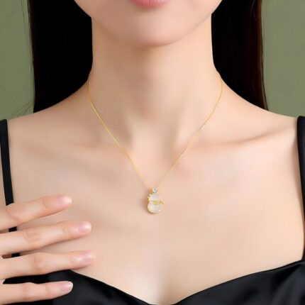  Minimalist gold silver cat shaped white agate necklace