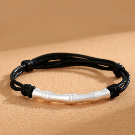 Close-up of the S925 silver bamboo stalk charm with natural joint nodes on the 清节 bracelet.
